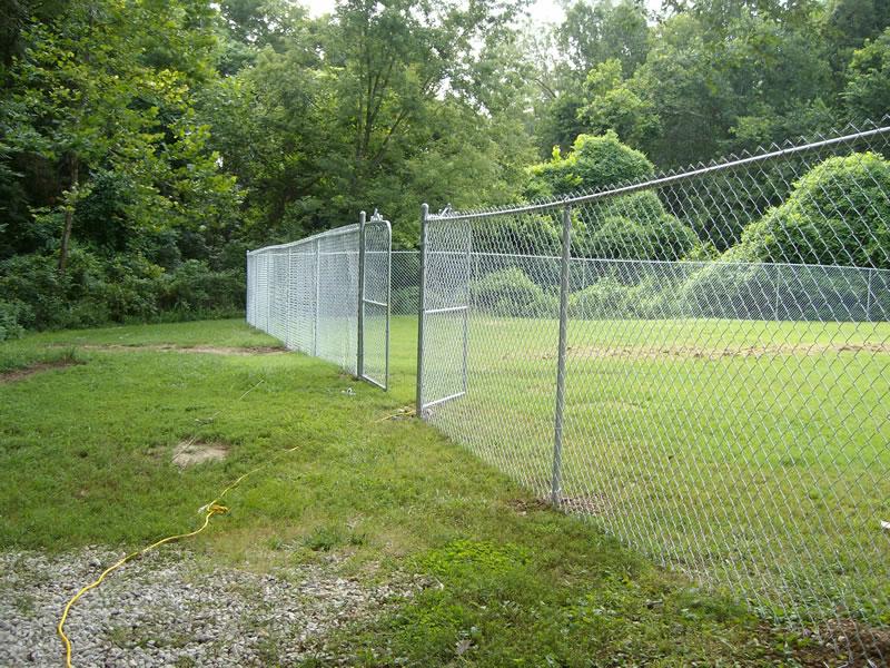 Why Chain Link Fences Are Popular for Commercial and Industrial Projects