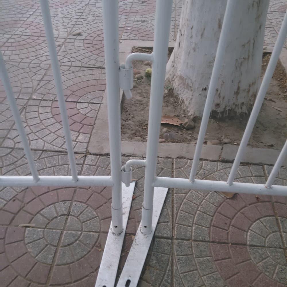 Flat Feet vs. Bridge Feet: Which Crowd Control Barrier Base Is Better?